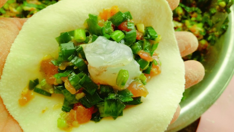 三鲜馅水饺,包入馅料,每个饺子里放入一个虾仁。