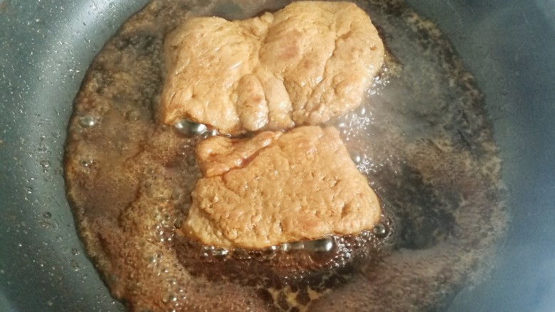 照烧猪排,中小火煮开,小火焖烧几分钟,中途再翻个身。