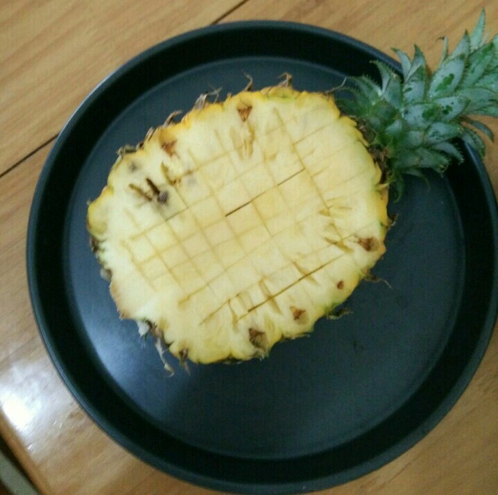 菠萝蛋炒饭,<a style='color:red;display:inline-block;' href='/shicai/ 597'>菠萝</a>冲洗干净表皮,然后在三分之一处切开。再用水果刀切十字,不要切到底部。