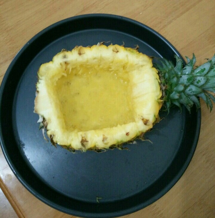 菠萝蛋炒饭,用勺子把菠萝肉挖出来,留着菠萝壳当容器。