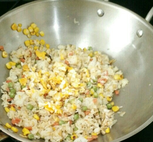 菠萝蛋炒饭,然后加入鸡蛋,还有适量耗油以及一点点盐调味。