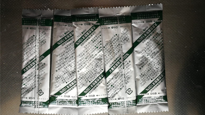 青汁青团,我用的这种青汁粉,每包3g,我加了5包,共15g,喜欢浅色的请减少用量。也可以用新鲜的小麦苗加水打碎过滤出汁液。