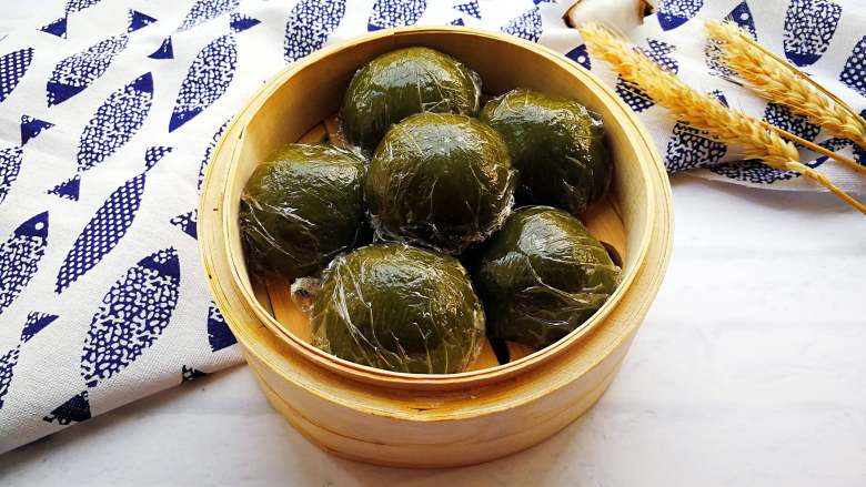 青汁青团,掉油纸,放凉后包一层保鲜膜保存,不会变干。吃的时候也可以放入锅中复蒸一下,也可以直接吃。