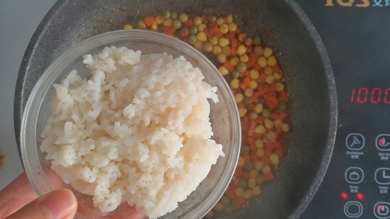 午饭君-素食田园炒饭,米饭入锅,翻炒均匀即可出锅(米饭入锅比较干,可再加适量清水)