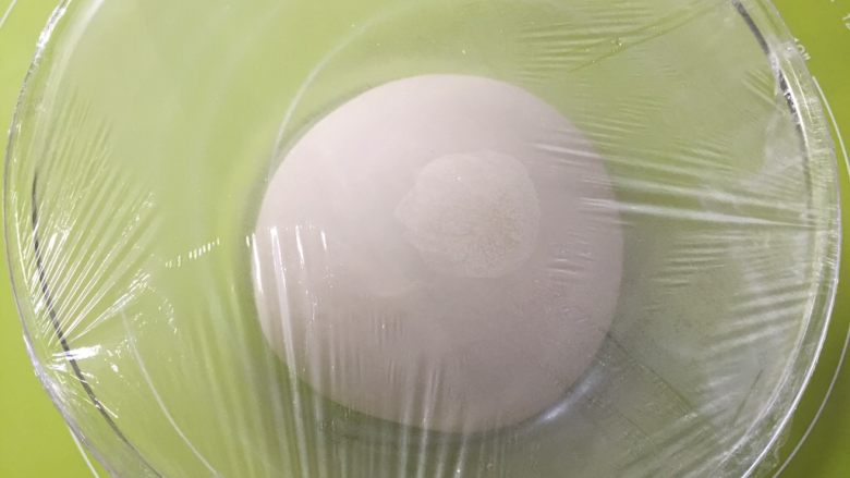 外脆内软的白吉馍,静置30分钟,不要发酵2倍大,那口感不对,它不能全是用死面,用死面做,馍的口感发“死”和硬,但也不能全部用发面,用了发面,烙制过程中馍会遇热鼓起,口感也不会外脆了,30分钟就可以了,夏天醒20分钟足矣