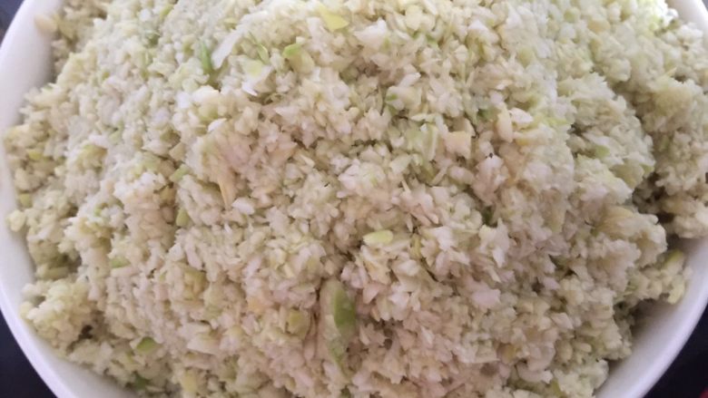 春笋鲜肉烧卖--上海特色,全部打好后备用,我这个打得有点太碎了,第一次用这个机器打,低估了它的威力