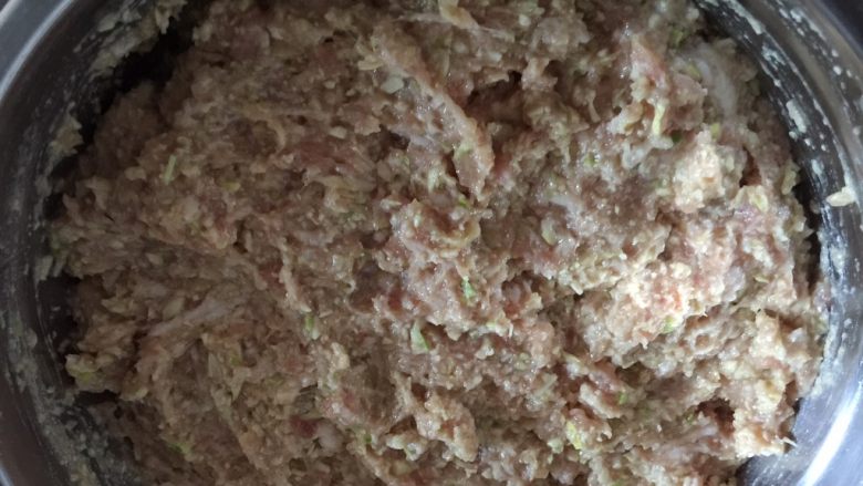 春笋鲜肉烧卖--上海特色,混合均匀后慢慢加水,水不要一次性加入,慢慢加,之前加的被吸收了就再倒一些,这个总量的话不固定的,加完水应该要比图上的还要烂一点,基本肉馅可以呈平面的,混合好后静置一会