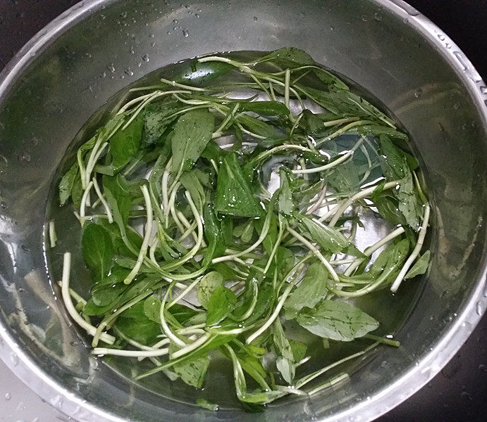 马兰头鸡蛋饼,新鲜的马兰头稍稍摘掉点根头,洗净后再放清水里浸泡10分钟左右