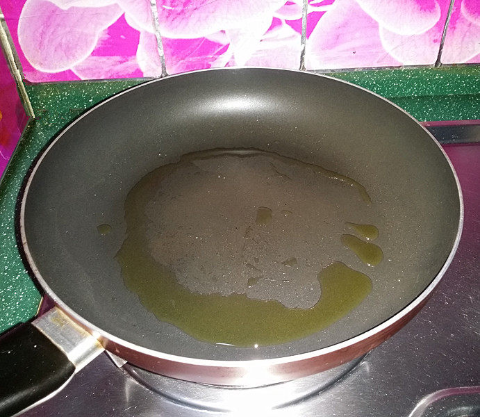 马兰头鸡蛋饼,平底不粘锅倒入少许<a style='color:red;display:inline-block;' href='/shicai/ 848'>菜籽油</a>,煎出来饼味道更香