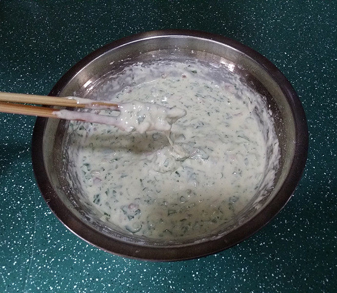 马兰头鸡蛋饼,再搅拌均匀成可以流动的面糊,面糊浓稠稀湿可根据各人喜好