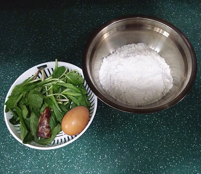 马兰头鸡蛋饼,备好食材,<a style='color:red;display:inline-block;' href='/shicai/ 425'>香肠</a>单独用温水洗下备用
