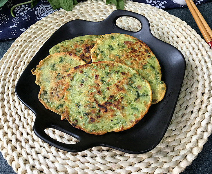 马兰头鸡蛋饼,盛盘上桌啊