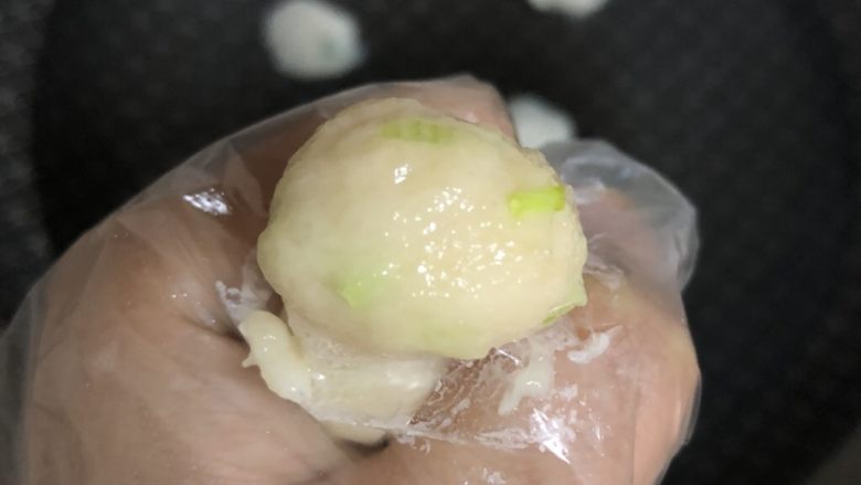 辅食计划+蔬菜肉丸汤,锅中水烧开后关火,戴上一次性手套,抓一把肉泥,用虎口挤出一个肉丸(关火是为了防止有的肉丸刚下锅有的已经熟了)