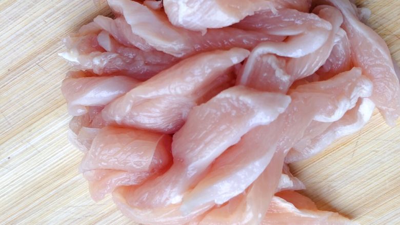 辅食计划+蔬菜肉丸汤,<a style='color:red;display:inline-block;' href='/shicai/ 101'>鸡胸肉</a>洗净,切成片状