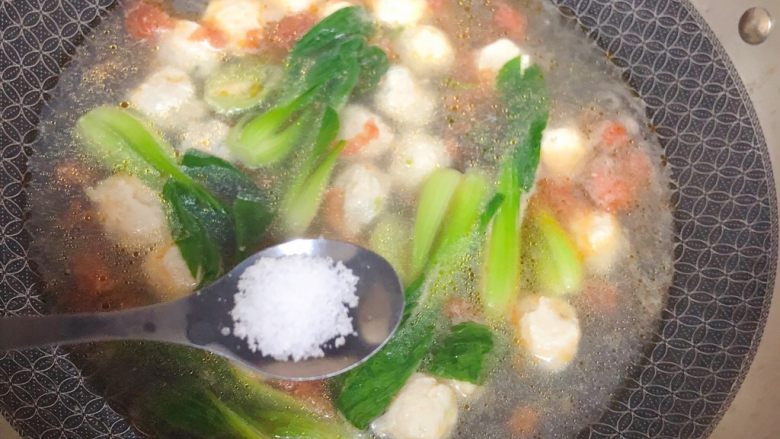 辅食计划+蔬菜肉丸汤,水开后关火,放少许食盐调味(给宝宝吃不用放调味料)