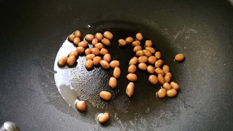 春日营养轻食之清爽拌云丝,锅里放少许油,放入花生米炒至微微变色捞出,放凉后会变脆。