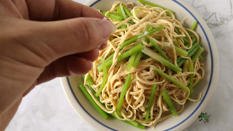 春日营养轻食之清爽拌云丝,将云丝，芹菜装盘撒上盐。