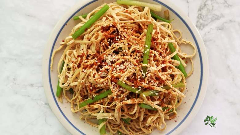春日营养轻食之清爽拌云丝,撒上干拌料,<a style='color:red;display:inline-block;' href='/shicai/ 666'>芝麻</a>。