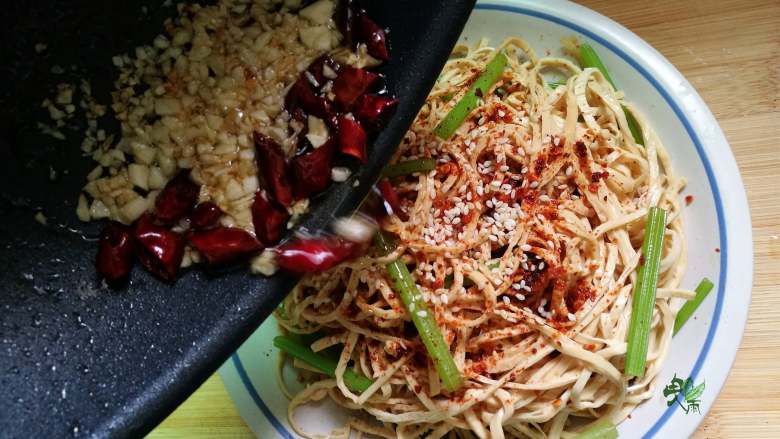 春日营养轻食之清爽拌云丝, 将油倒至盘中,拌匀即可。