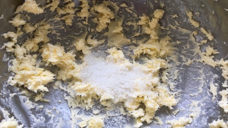 浪漫樱花饼干,加入砂糖后继续打发;