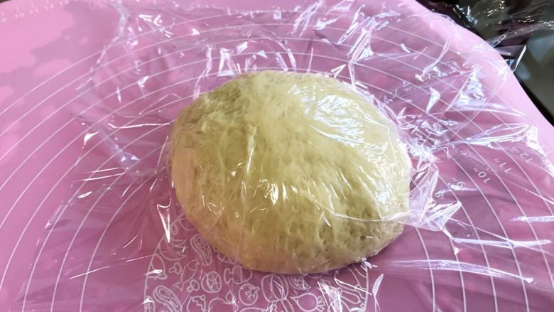 椰蓉吐司,发酵好的面团取出揉搓排气后,盖上保鲜膜醒20分钟