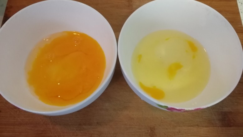 黄油版&黄金火腿蛋炒饭,把蛋黄和蛋液分开打到两个碗里。(如图)