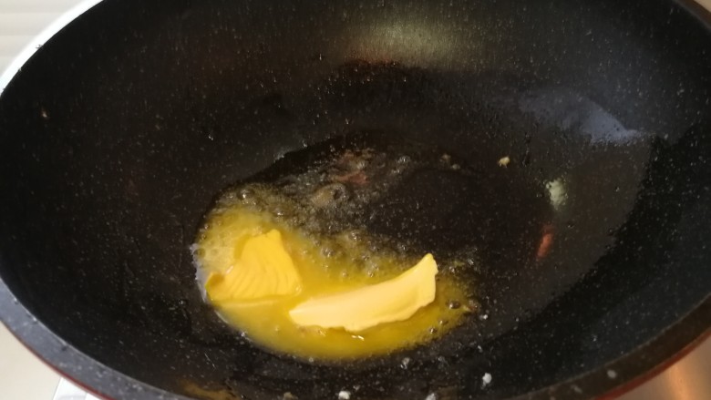 黄油版&黄金火腿蛋炒饭,锅里加黄油加热(如图)