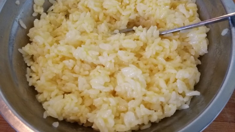 黄油版&黄金火腿蛋炒饭,搅拌均匀(如图)