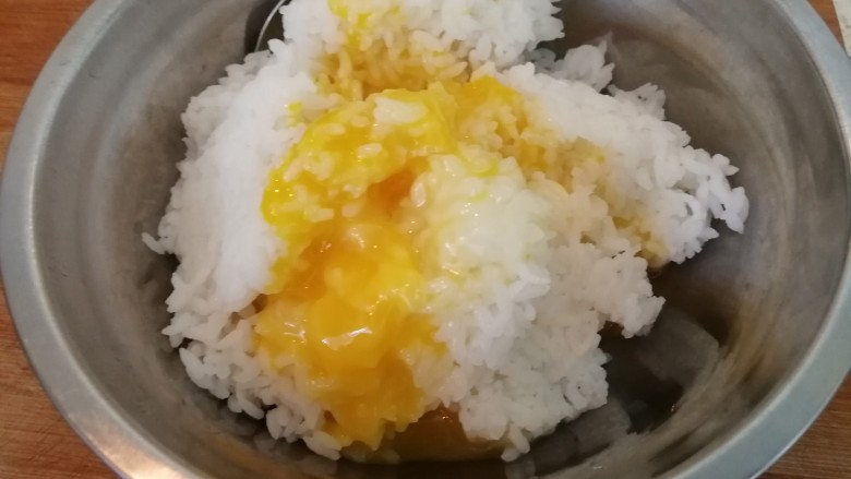 黄油版&黄金火腿蛋炒饭,把蛋黄打到剩米饭里(如图)