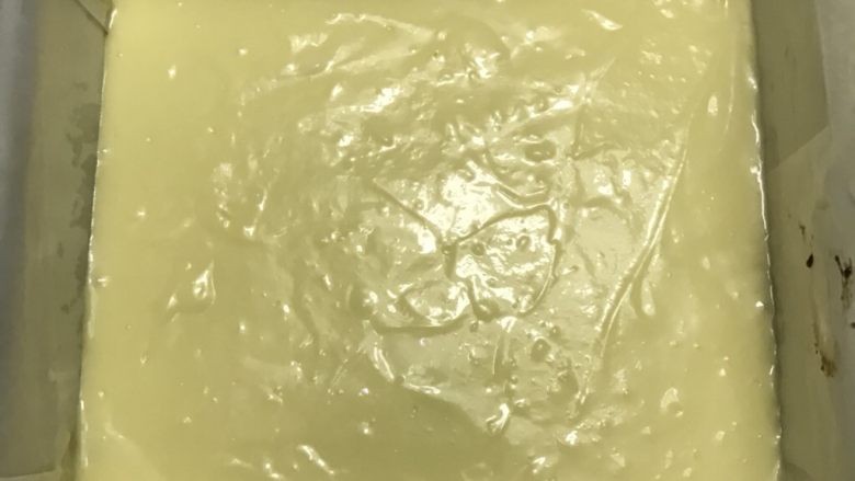 布朗尼芝士顶蛋糕~UKOEO风炉制作,倒入模具,倒的时候先用勺子在四周舀一点芝士糊,不要在一个地方倒,这样层次会厚薄一致。