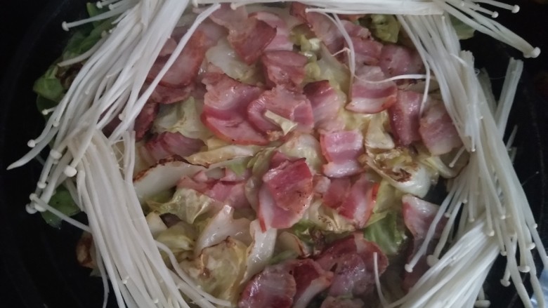 电饼铛烤什锦,<a style='color:red;display:inline-block;' href='/shicai/ 234'>金针菇</a>洗净平铺在饼铛上,盖上饼铛。