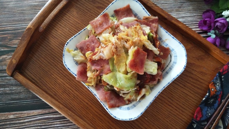 电饼铛烤什锦,放入香油。