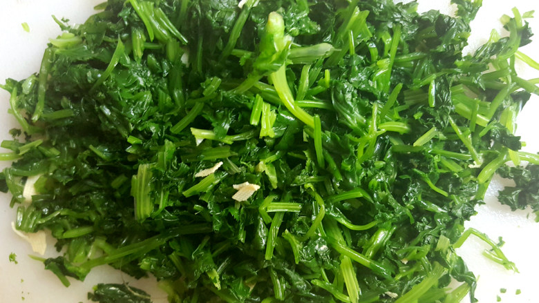 ~香菜百叶丝,捞出,切成碎末。
