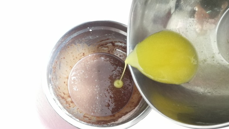 板栗仁可可小蛋糕,分两次倒入面糊里面,搅拌均匀。