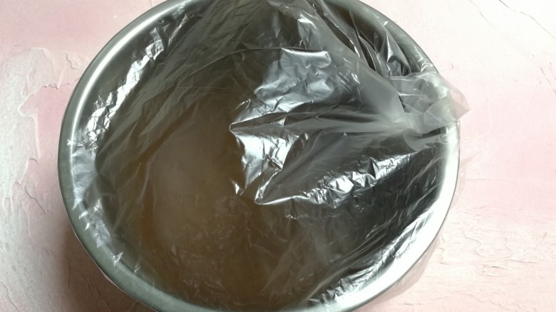 板栗仁可可小蛋糕,用保鲜袋装起来,放入冰箱冷藏一个晚上。