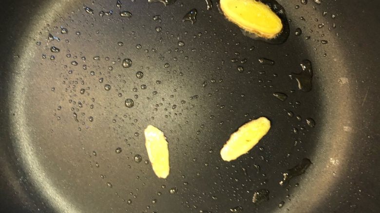 照烧鸡腿,热锅冷油,放入姜片爆香后捞出。
