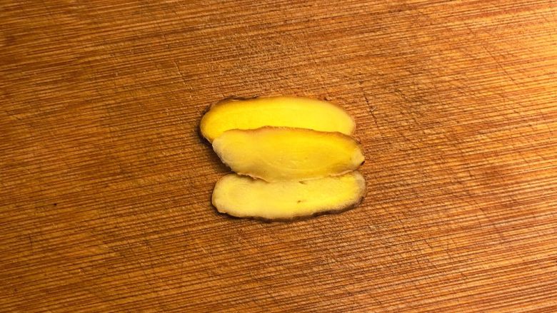 照烧鸡腿,切几片姜。