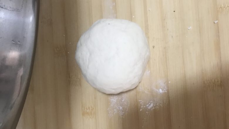 家庭版烙饼,和面最好用温热水,将面揉至光滑,盖住静至20分钟