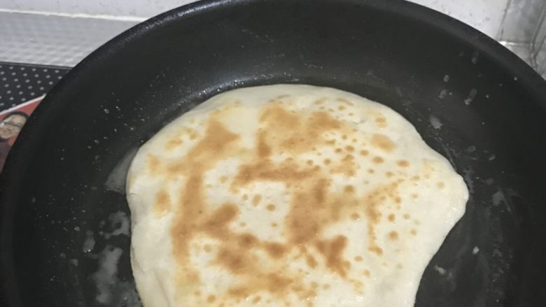 家庭版烙饼,翻面煎,饼鼓起来之后,即可出锅。