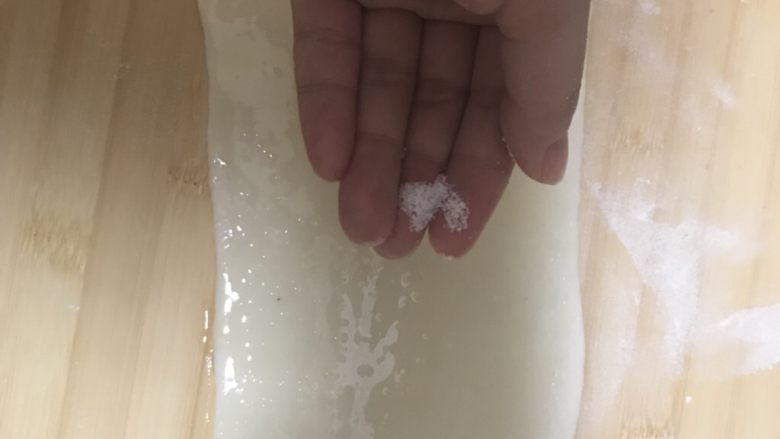 家庭版烙饼,撒一点盐,也可以加点葱花