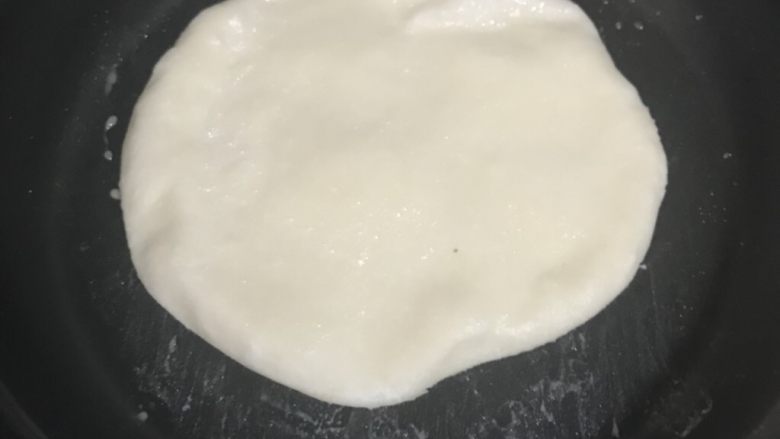 家庭版烙饼,当饼起气泡之后,就要翻面了。