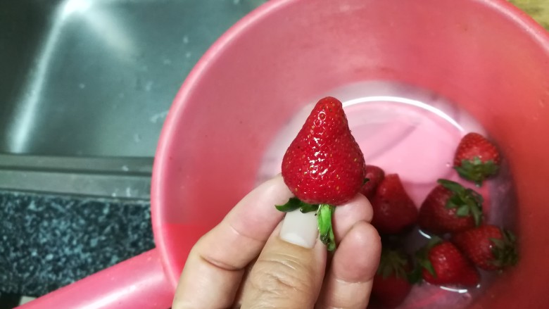 千娇百媚雪媚娘,时候才能把蒂去掉,不能没洗之前就去蒂,那样细菌或农药会渗透到草莓里面去。