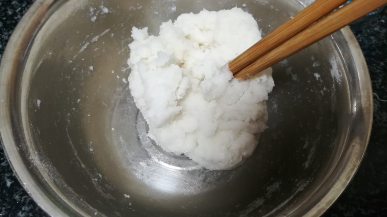 千娇百媚雪媚娘,用筷子搅拌，很快就可以成团没有干粉就放在一边晾凉。