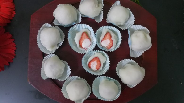 千娇百媚雪媚娘,冰爽可口的,还带着奶香味的草莓雪媚娘就做好啦。
真的非常好吃呢,口感特别Q弹,咬一口,牙齿都有陷下去的感觉呢。