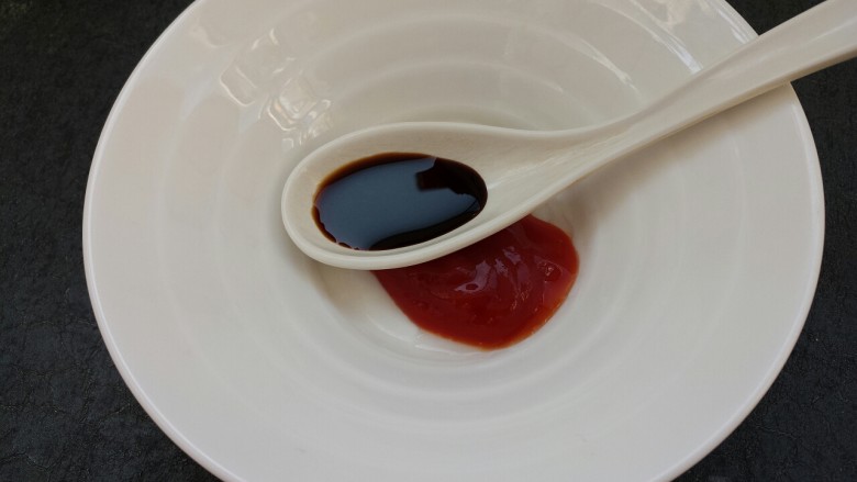 茄汁煎蛋,再放一勺<a style='color:red;display:inline-block;' href='/shicai/ 692'>酱油</a>