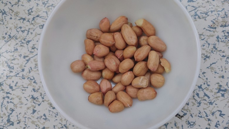 花生米拌洋葱菠菜,先准备一小碗<a style='color:red;display:inline-block;' href='/shicai/ 4262'>花生米</a>