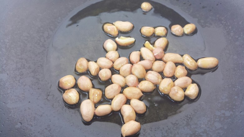 花生米拌洋葱菠菜,小火炸