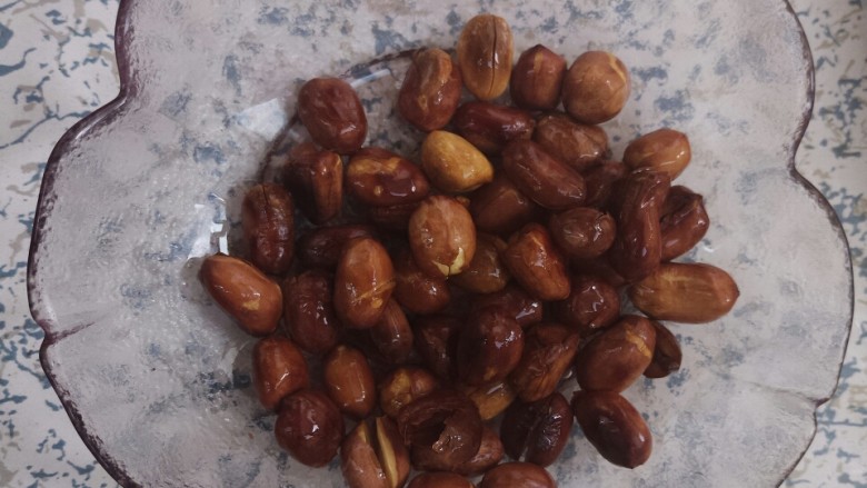 花生米拌洋葱菠菜,关火盛出