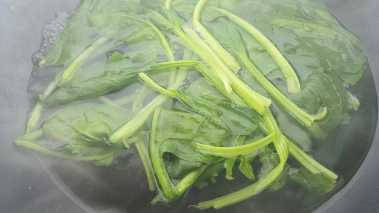 花生米拌洋葱菠菜,煮熟捞出，不要煮的太烂