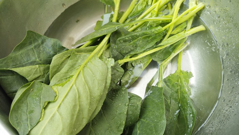 花生米拌洋葱菠菜,<a style='color:red;display:inline-block;' href='/shicai/ 117'>菠菜</a>洗干净